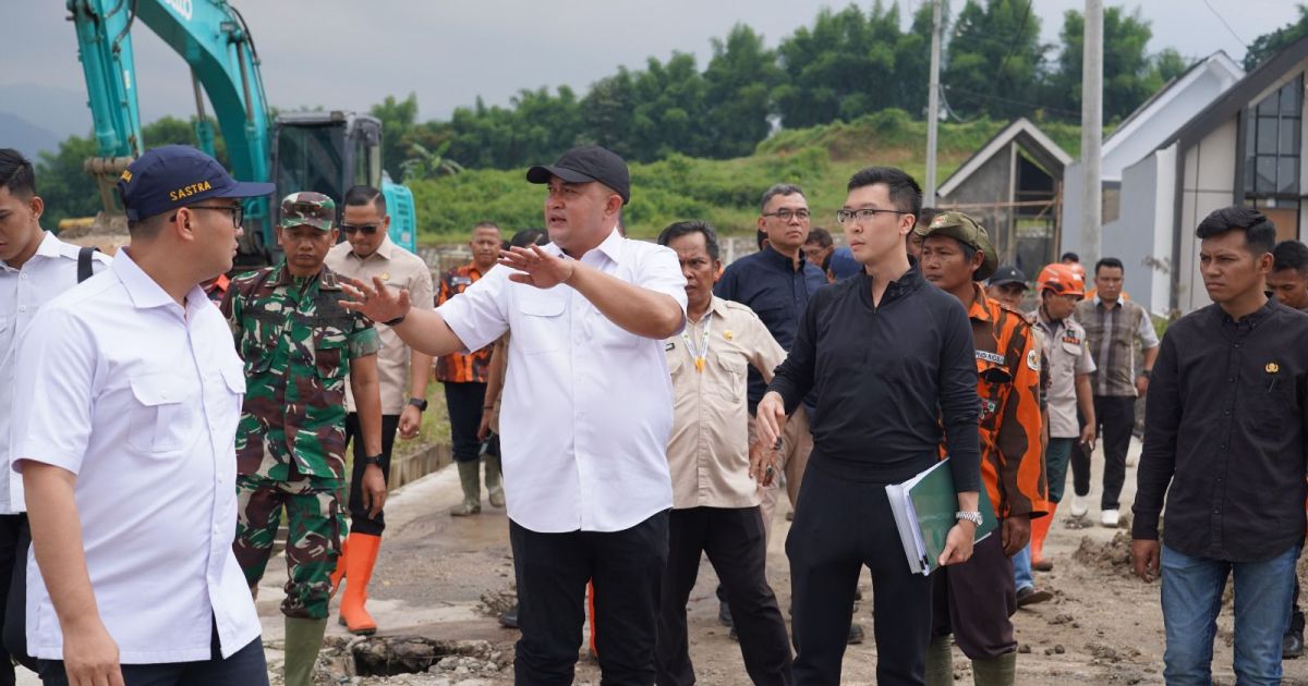 Ketua DPRD Kabupaten Bogor Sastra Winara saat mendampingi Bupati Bogor Rudy Susmanto meninjau sejumlah lokasi perumahan di Kecamatan Sukamakmur, Selasa (3/2/2026).