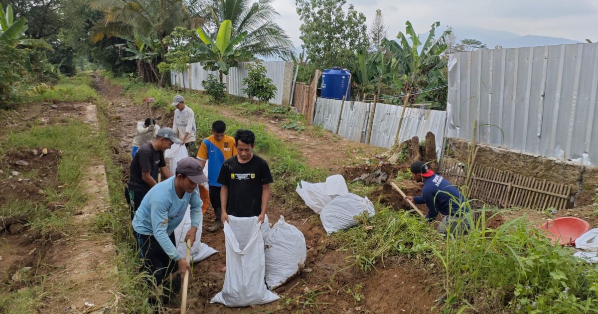 UPT Irigasi Jasinga Lakukan Penanganan Darurat Saluran Cidurian–Sendung di Tengah Hujan Deras