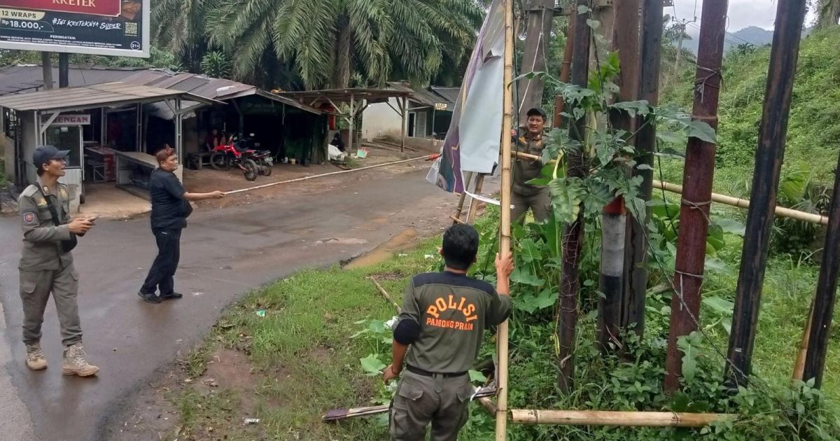 Satpol PP Cigudeg Tertibkan Media Luar Ruang Lewat Program “Kamis Manis”