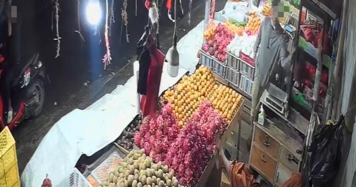 Aksi pencurian kios buah di Desa Kalong 1, Leuwisadeng, Kabupaten Bogor, terekam CCTV. Pelaku beraksi usai azan Subuh dan membawa kabur tas berisi identitas serta uang.