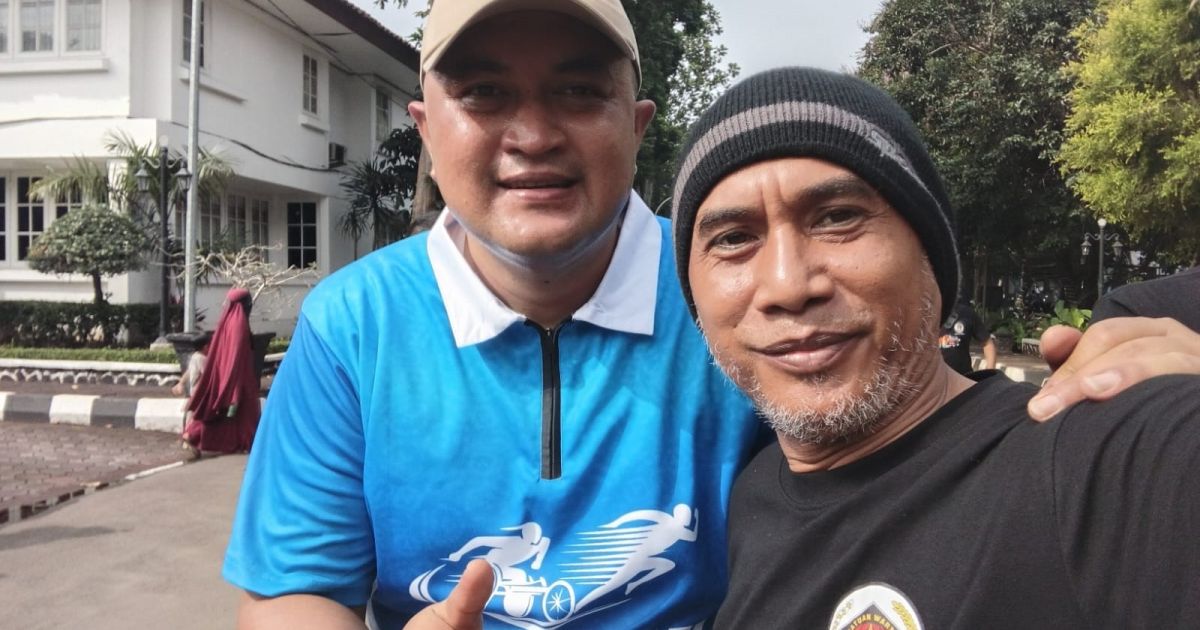 Bupati Bogor Rudy Susmanto berfoto bersama wartawan Beritasatoe.com di sela kegiatan Car Free Day, Minggu (15/02).