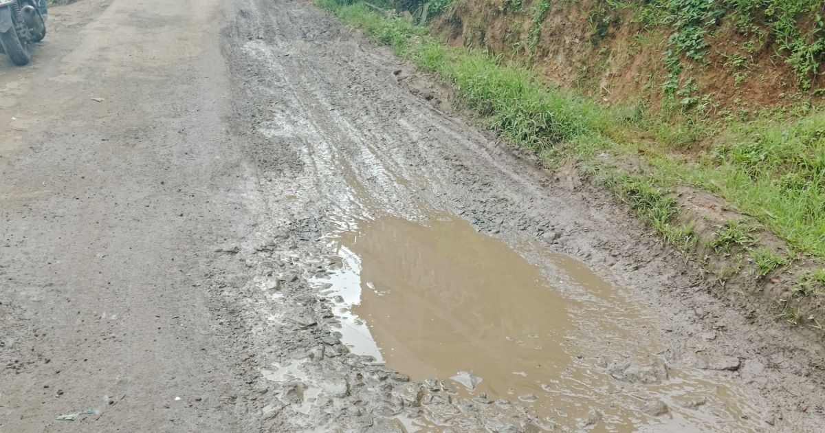 Bertahun Rusak, Warga Desa Cisarua Gotong Royong Tambal Jalan Tanjakan Citumbuk