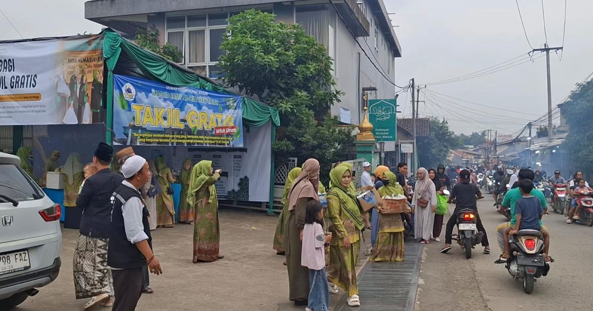 Muslimat NU Ranting Desa Tajur, Citeureup, Bogor, kembali menggelar program berbagi takjil Ramadhan 1447 H sebagai wujud kepedulian dan kemaslahatan bagi masyarakat.