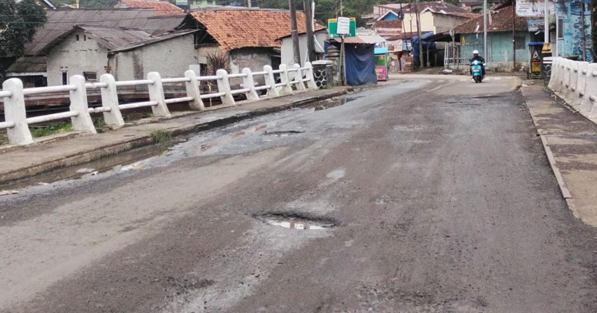 Baru Diperbaiki, Jalan di Jembatan Kadaka Cigudeg Kembali Rusak