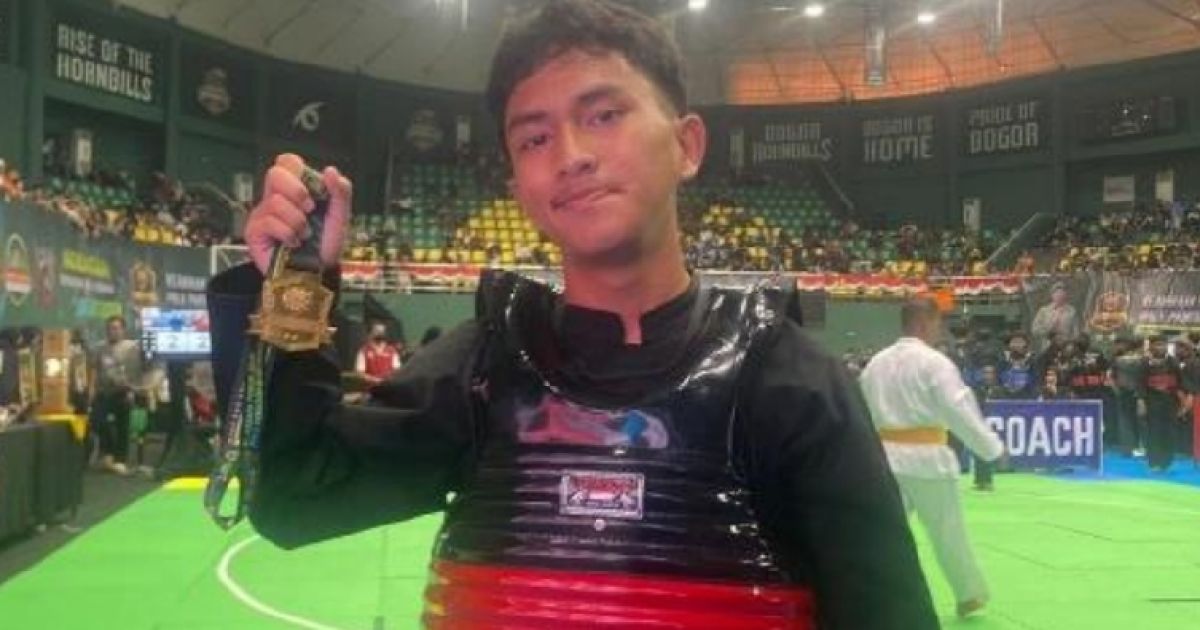 Siswa SMPN 1 Caringin, Pramudita, meraih medali emas Piala Pangdam III/Siliwangi tingkat nasional kategori Tanding Kelas J Putra Pra Remaja.