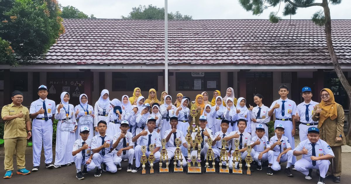 SMPN 4 Cileungsi memperkuat pembinaan Pramuka melalui KMD bagi guru dan sukses meraih Juara Umum DENSA 2026. Mabigus Ellin Sumarlina juga raih penghargaan.