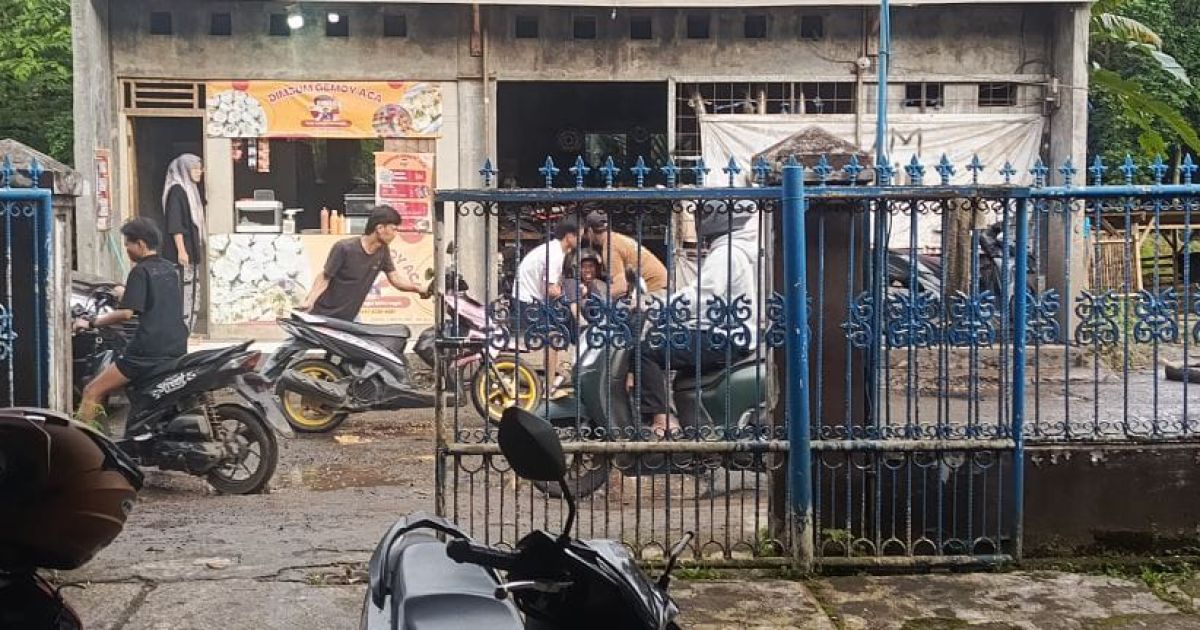 Jalan Ace Tabrani Rusak Parah, Pengendara Motor Alami Patah Kaki