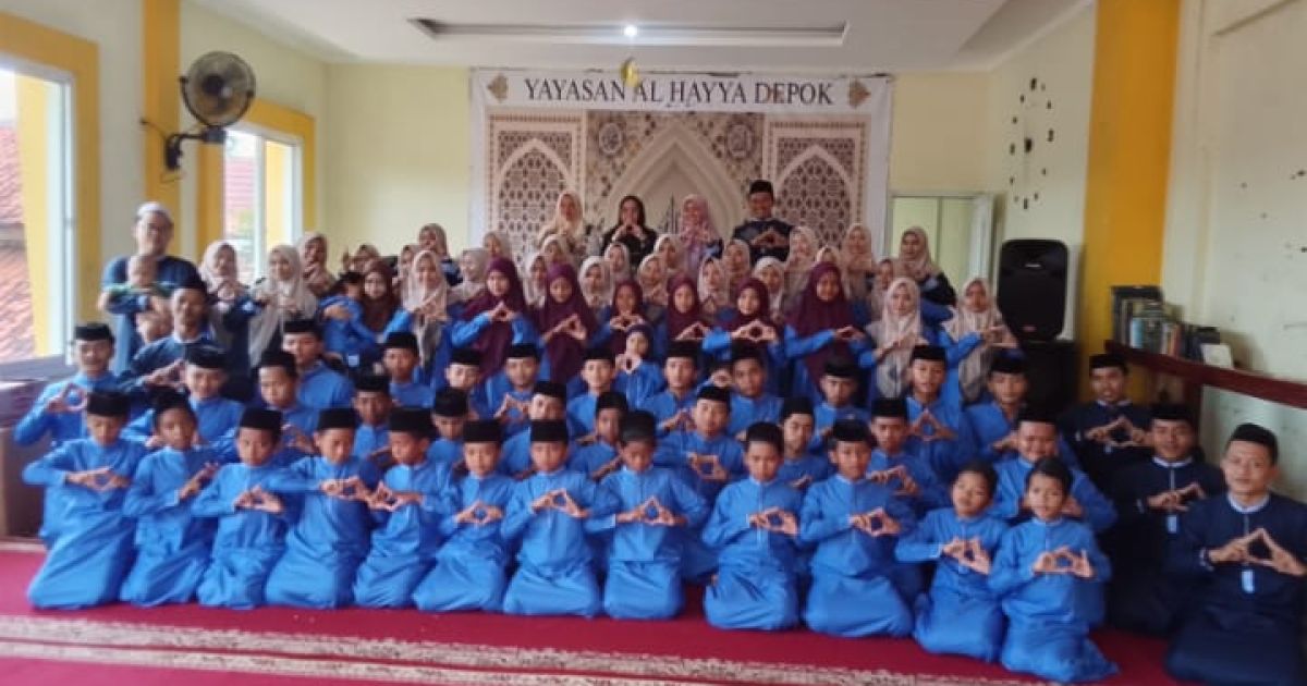 Ketua BK DPRD Depok Qonita Luthfiyah menyantuni anak yatim di Al-Hayya Cipayung, menegaskan komitmen pembinaan sejak 2014.