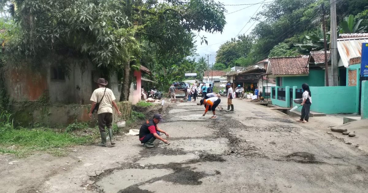 Jalan Panyaungan–Nanggung Rusak, Warga Bergerak Gotong Royong Tutup Lubang