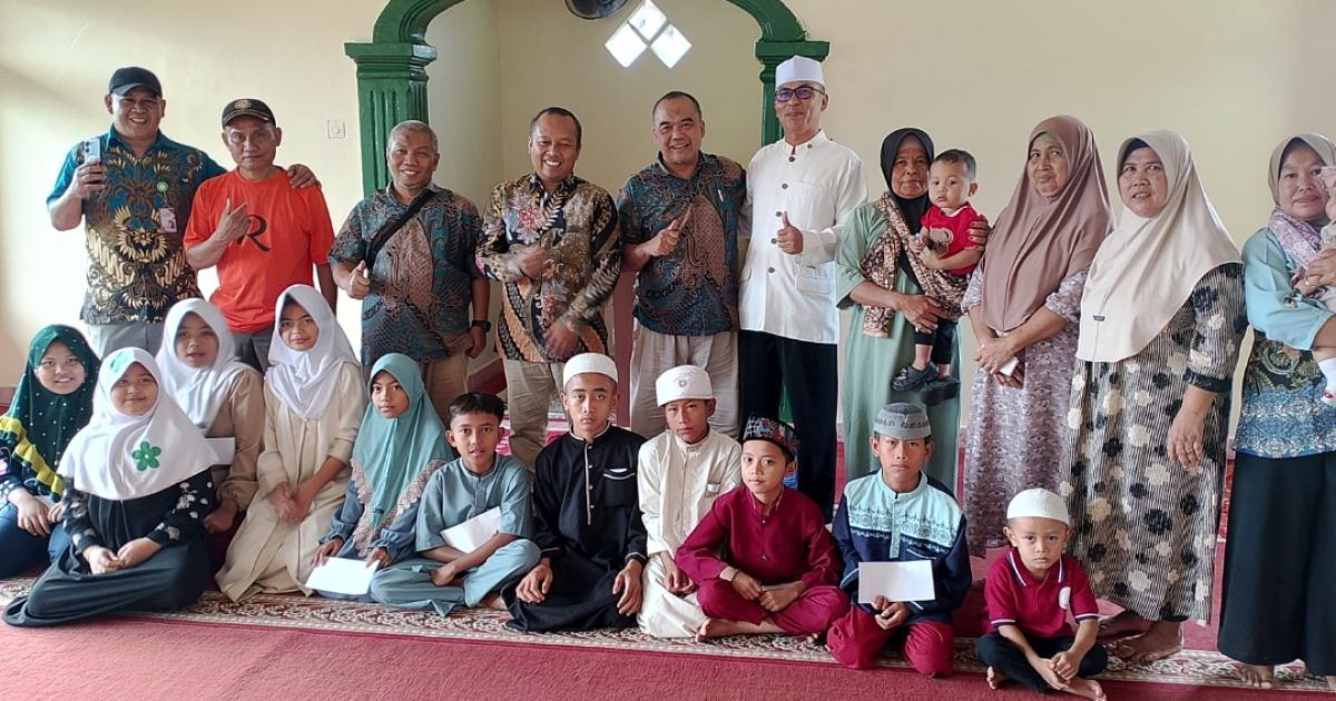 Suasana kegiatan Safari Ramadan PT Antam Pongkor bersama masyarakat dan anak-anak yatim di Kampung Cadasleuer, Desa Bantarkaret, Nanggung.