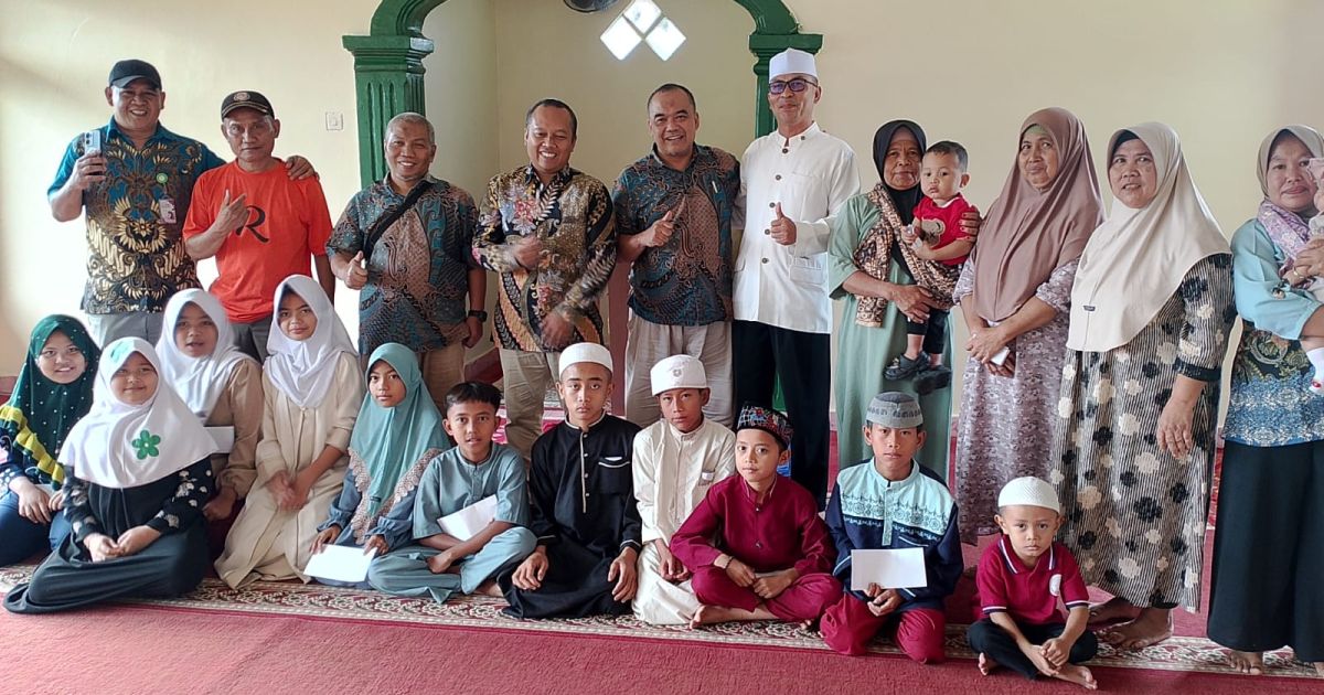 PT Antam Tbk UPBE Pongkor menggelar Safari Ramadan dengan menyalurkan santunan kepada anak-anak yatim di Kampung Cadasleuer, Desa Bantarkaret, Kecamatan Nanggung, Kabupaten Bogor.