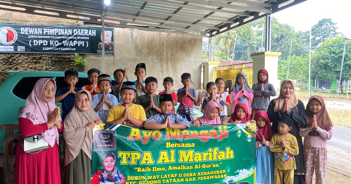 TPA Al Ma’rifah di Desa Kebagusan, Gedung Tataan, Pesawaran menggelar buka puasa bersama dan membagikan takjil kepada anak-anak serta warga sekitar sebagai bentuk kepedulian sosial di bulan Ramadhan.