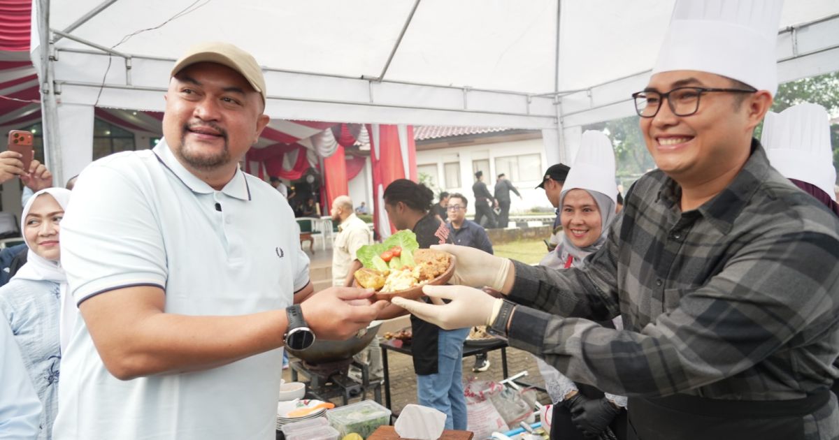 Bupati Bogor Rudy Susmanto Bersama Ketua DPRD Ikut Memasak di Pesona Ramadan Kabupaten Bogor Berbagi