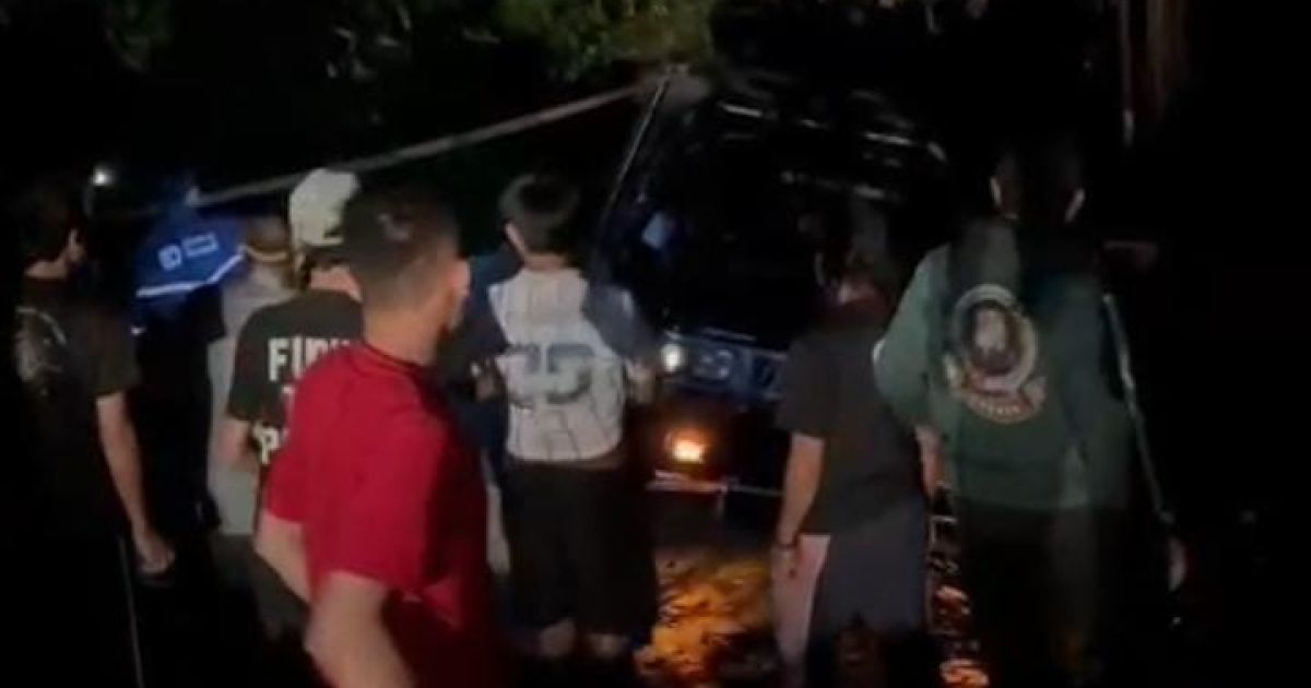 Jalan rusak parah di ruas Cibeber–Malasari, Kabupaten Bogor kembali memicu kecelakaan. Sebuah mobil losbak terperosok ke semak pada dini hari, warga menyebut kejadian serupa sudah terjadi hingga 13 kali.