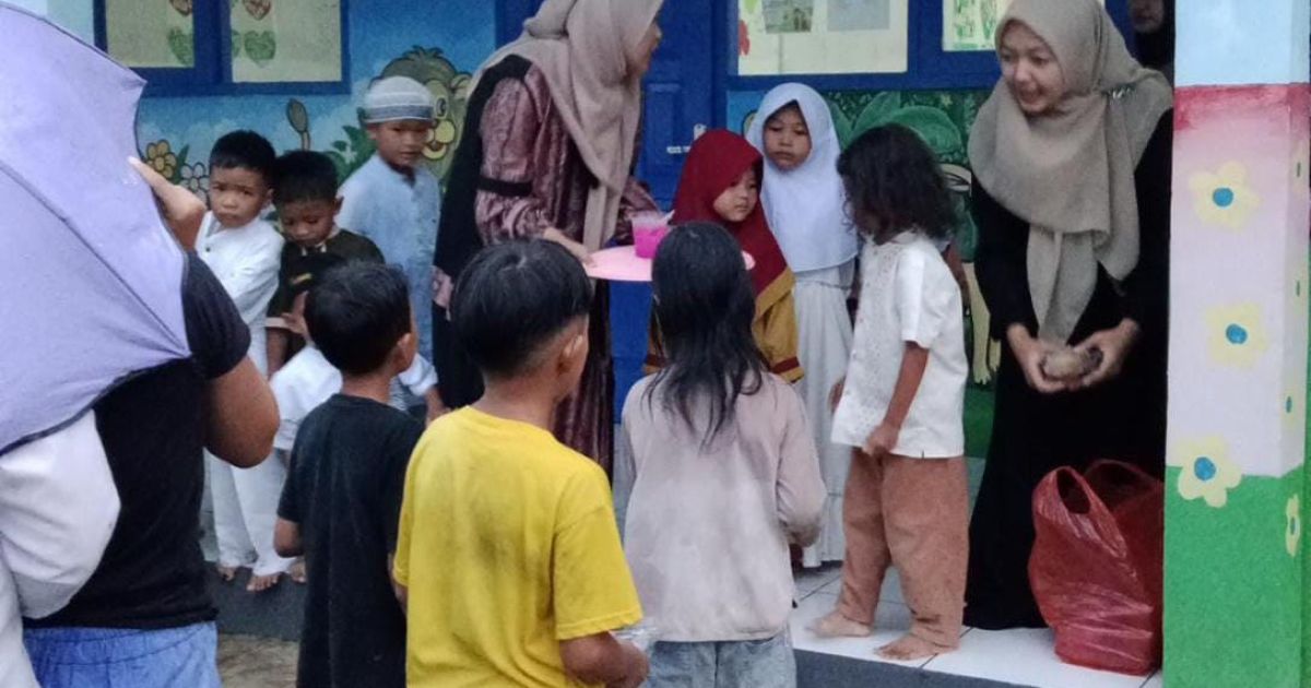Suasana kegiatan buka puasa bersama dan penutupan Pesantren Kilat di TK Lentera Jaya Makmur, Cigudeg, Kabupaten Bogor. Sekolah gratis tersebut kini terancam tutup setelah dana CSR perusahaan tambang yang membiayai operasionalnya terhenti.
