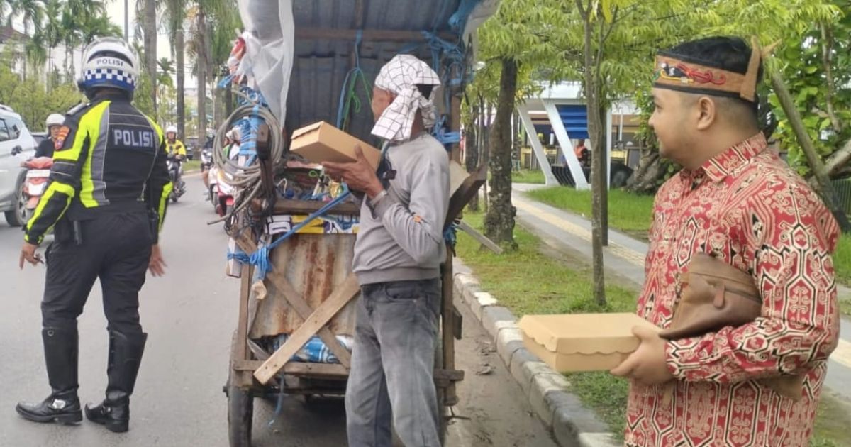 Apri Wilianto bersama Pemuda Dayak Banjarmasin dan Satlantas Polresta membagikan 150 nasi kotak takjil gratis di kawasan Kayu Tangi untuk pengendara dan warga yang berpuasa.