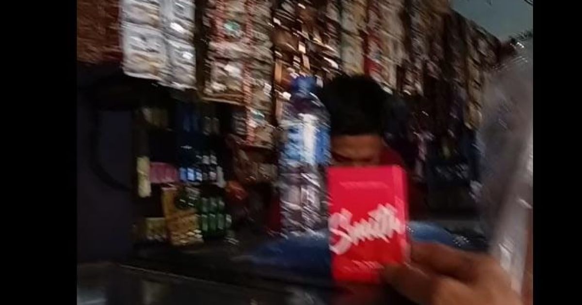 Rokok tanpa pita cukai diduga masih dijual bebas di Bojonggede, Kabupaten Bogor. Penjualan rokok ilegal ini berpotensi melanggar UU Cukai dan merugikan negara.