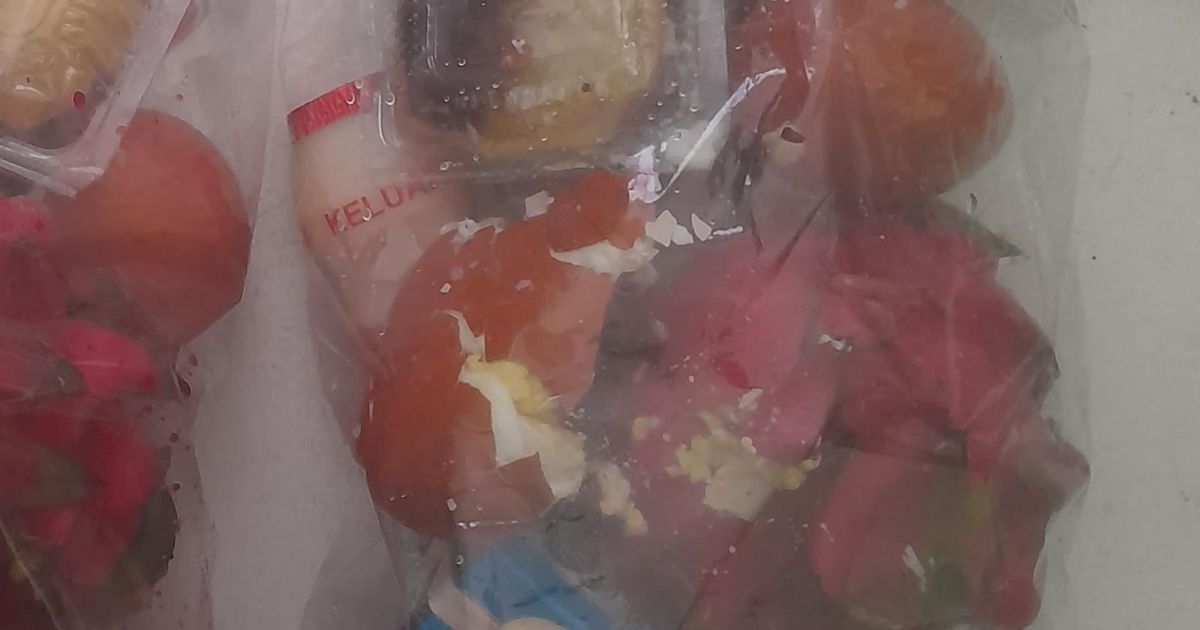 Program Makan Bergizi Gratis di Jasinga Bogor disorot setelah ditemukan telur pecah dalam paket makanan. Kualitas pengemasan dan transparansi menu dipertanyakan.