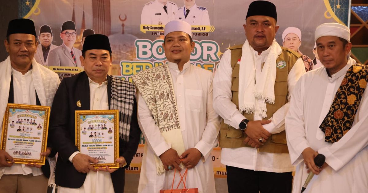 Bupati Bogor Rudy Susmanto I’tikaf dan Shalat Tahajud Bersama Ulama dan Masyarakat di 10 Hari