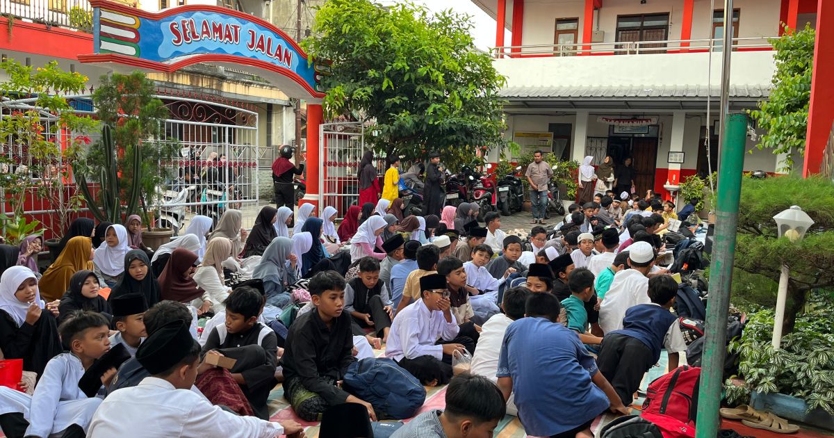 SDN Ciriung 02 Bagikan Takjil Gratis dan Gelar Buka Puasa Bersama