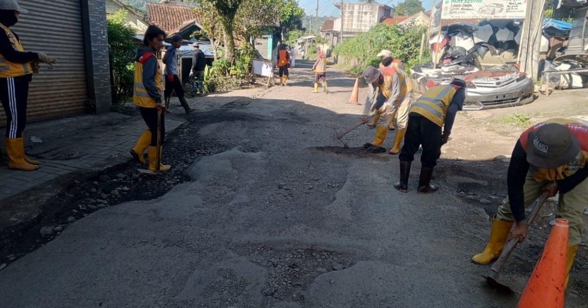PUPR Kabupaten Bogor mulai memperbaiki jalan rusak di ruas Galuga–Ciampea secara bertahap, termasuk pemadatan agregat dan tambal sulam di Cijujung.