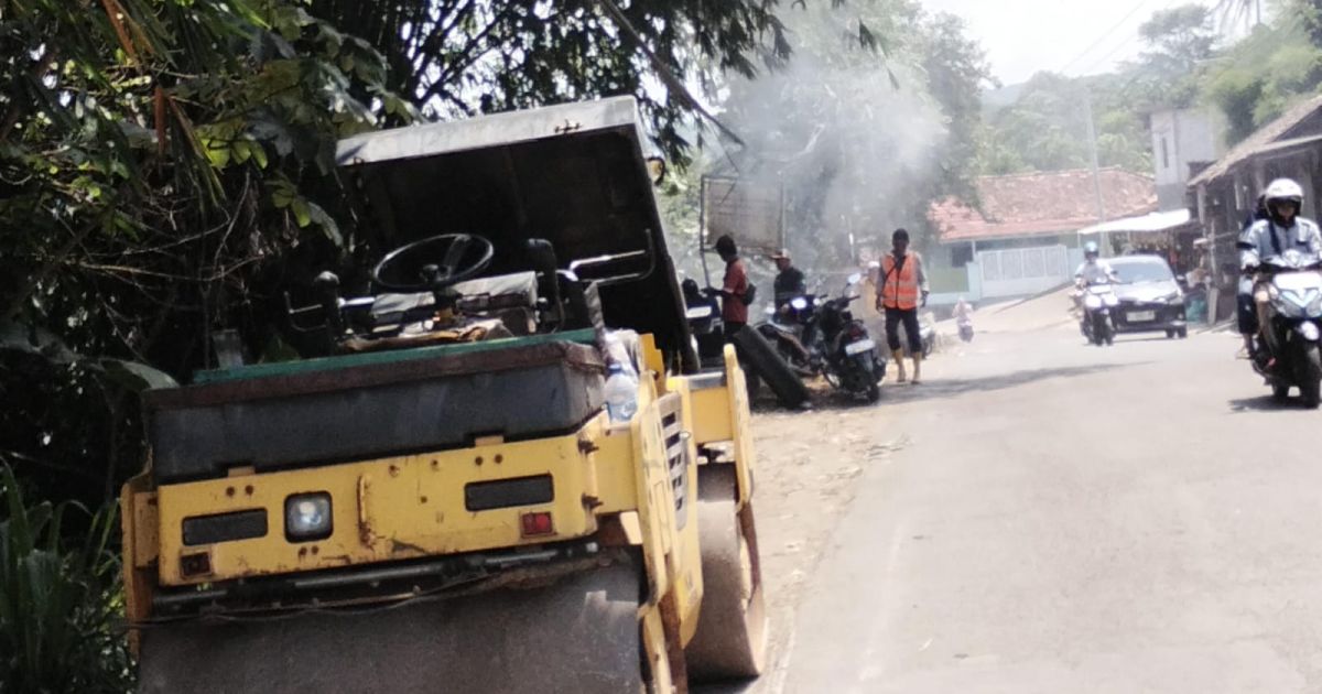 Jalan Rusak di Nanggung Mulai Ditambal, Warga Harap Perbaikan Menyeluruh