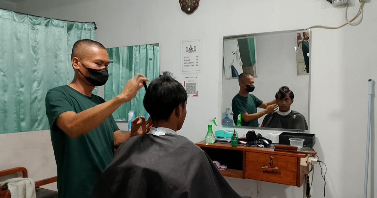 Mang Belong, tukang cukur di Jasinga Bogor, bertahan lebih dari 20 tahun dengan tarif murah. Usahanya jadi pilihan warga sekitar.