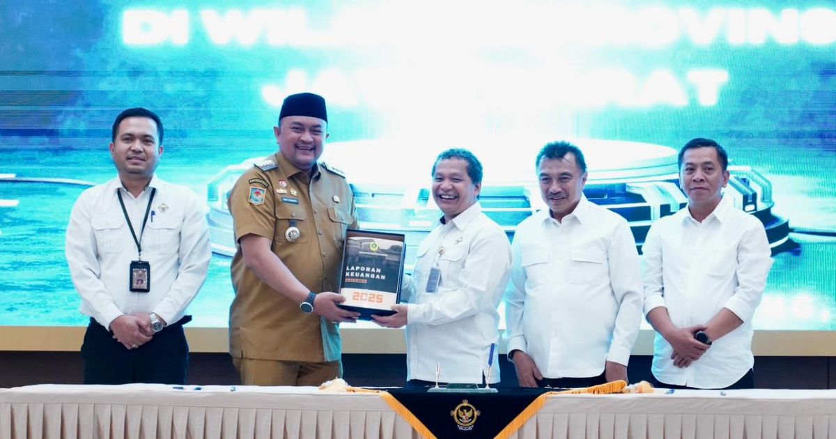 Bupati Bogor Rudy Susmanto menyerahkan laporan pengelolaan anggaran 2025 ke BPK Jawa Barat sebagai bentuk transparansi dan akuntabilitas keuangan daerah. (Foto/Kominfo)
