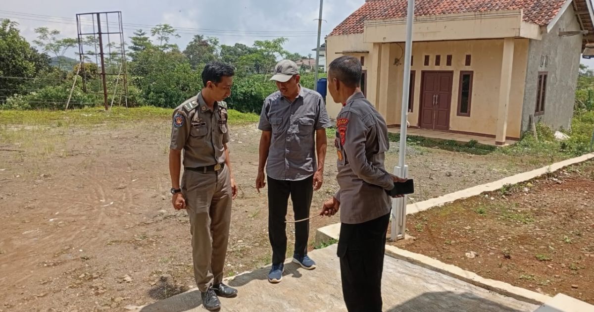 Aparat Kepolisian dari Polsek Cigudeg melakukan pengecekan langsung di Kantor Desa Pasir Madang, Kecamatan Sukajaya, Kabupaten Bogor, Selasa (31/3/2026) yang jadi lokasi TKP.