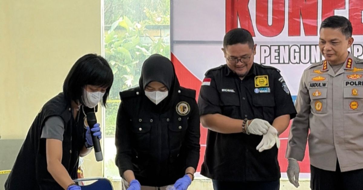 PBH PERADI Kota Depok mengawal pemusnahan barang bukti narkotika di Polres Metro Depok. Advokat tekankan pentingnya transparansi dan pengawasan untuk cegah penyimpangan.