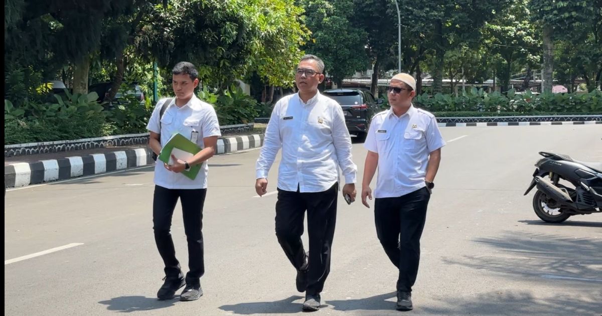 Sekretaris Daerah Kabupaten Bogor, Ajat Rochmat Jatnika. (Tengah)