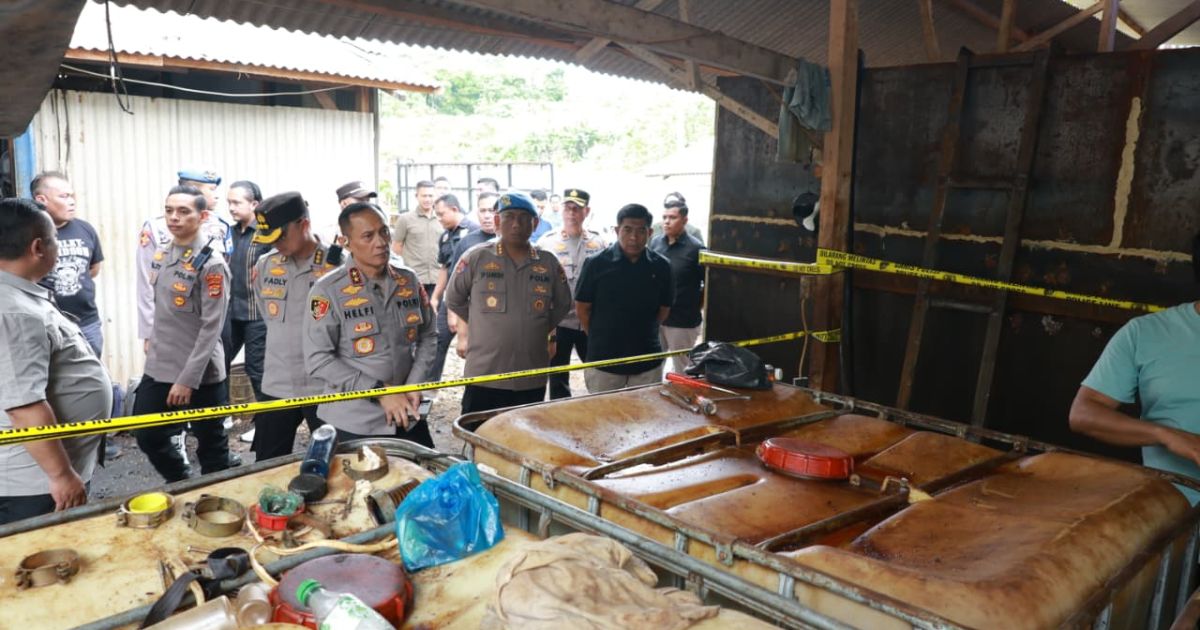 Polda Lampung menggerebek tiga gudang BBM ilegal di Pesawaran. Sebanyak 203 ribu liter solar disita, kerugian negara ditaksir mencapai Rp160 miliar.
