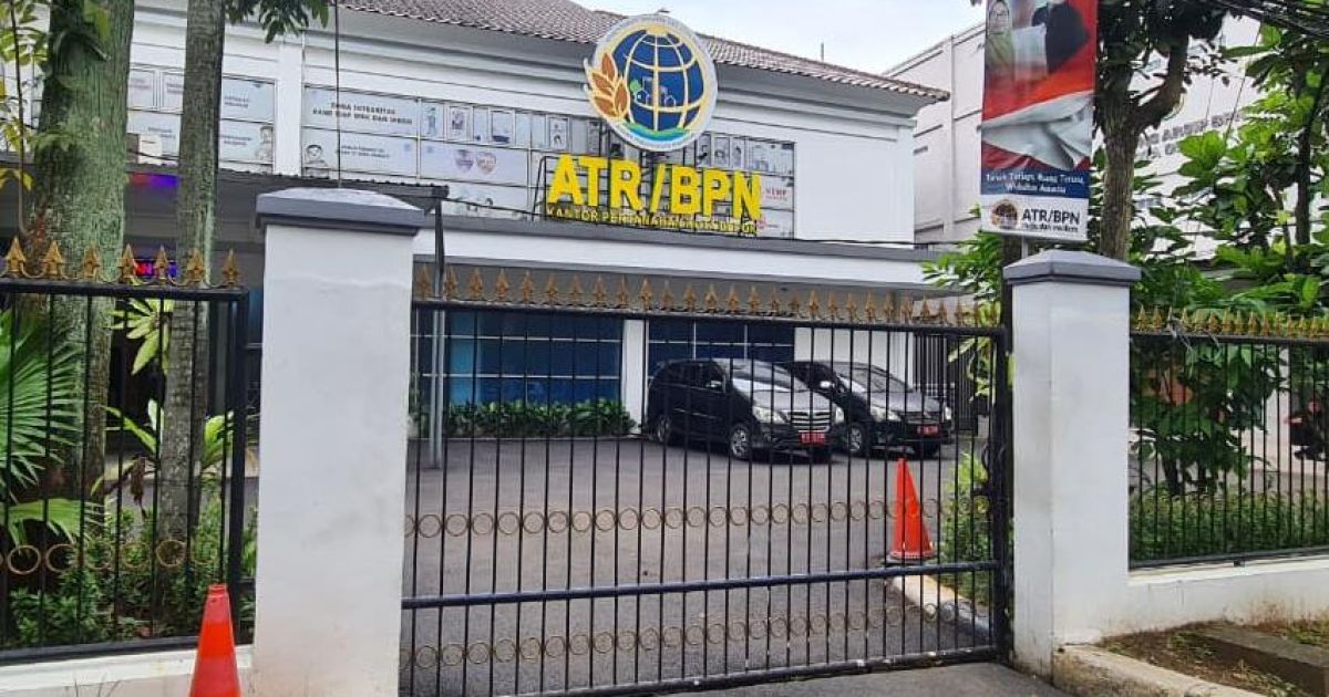 Warga Depok mengeluhkan lamanya proses pemecahan sertifikat tanah di BPN serta ketidakjelasan biaya dan persyaratan tambahan di lapangan.