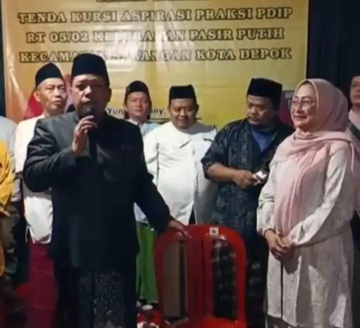 Wujudkan Aspirasi Warga, Wakil Ketua DPRD Depok Serahkan Tenda dan Kursi di Pasir Putih