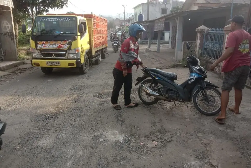 Tiga Pengendara Terjatuh Sehari, Jalan Panyaungan–Nanggung Kian Membahayakan