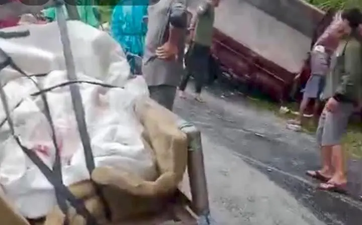 Diduga Rem Blong, Dua Kendaraan Angkut Material Kecelakaan di Jalur Malasari