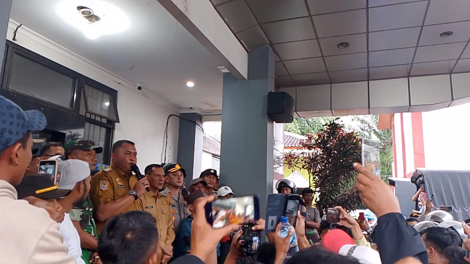 Temui Massa Aksi di Cigudeg, Bupati Bogor Pastikan Bansos Cair dan Jalan Tambang Tetap Dibangun