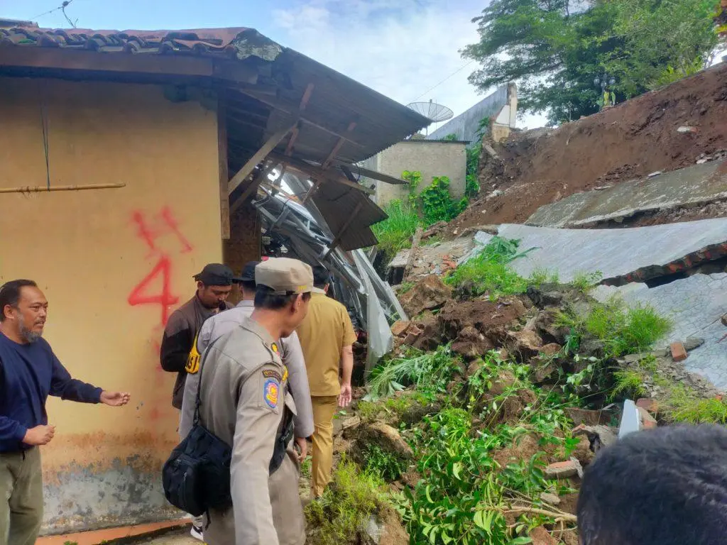 Tembok Vila PT Eti Ambruk, Rumah Mantan Kades Cibedug Tertimbun