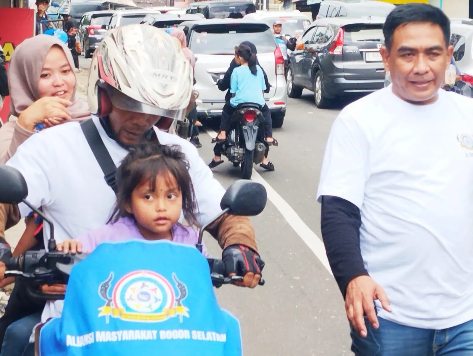 AMBS Protes Larangan Angkot di Puncak, Kerahkan Motor Bantu Warga Terlantar