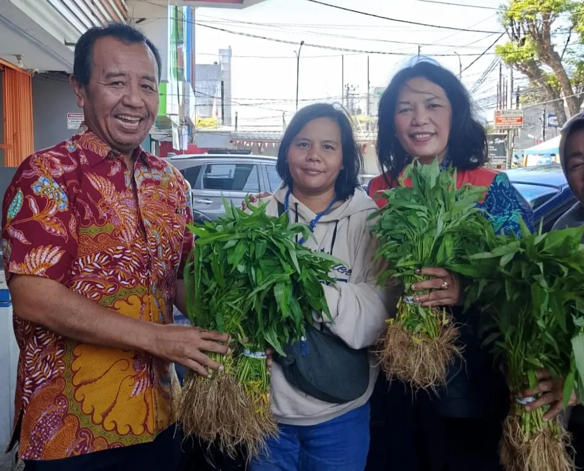 PSI Depok Bagikan 2.000 Ikat Kangkung, Dorong Ketahanan Pangan Berbasis Pertanian