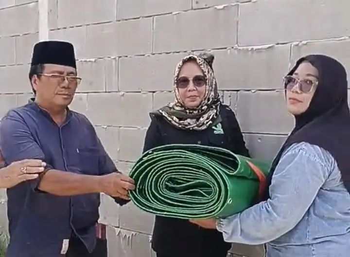 Qonita Lutfiah Silaturahmi ke Warga Serua, Serahkan Bantuan Tenda