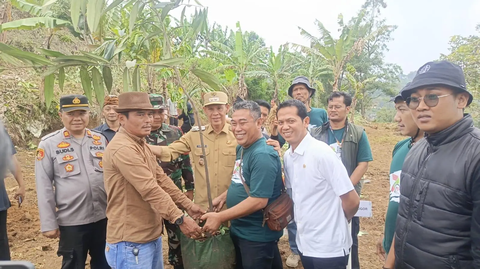 HUT ke-7 Yayasan Vinus, Tebar Benih Ikan dan Tanam Ribuan Pohon di Bogor Barat