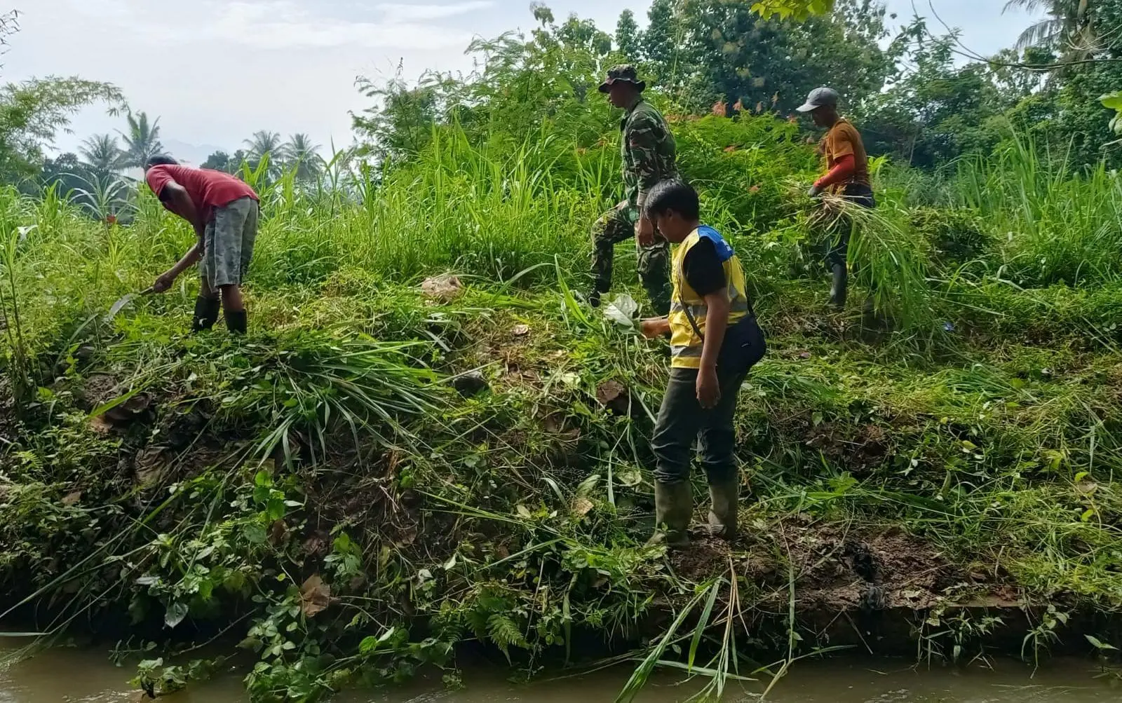 Ribuan Warga Desa Sadeng Gotong Royong Bersihkan DAS Cikaniki