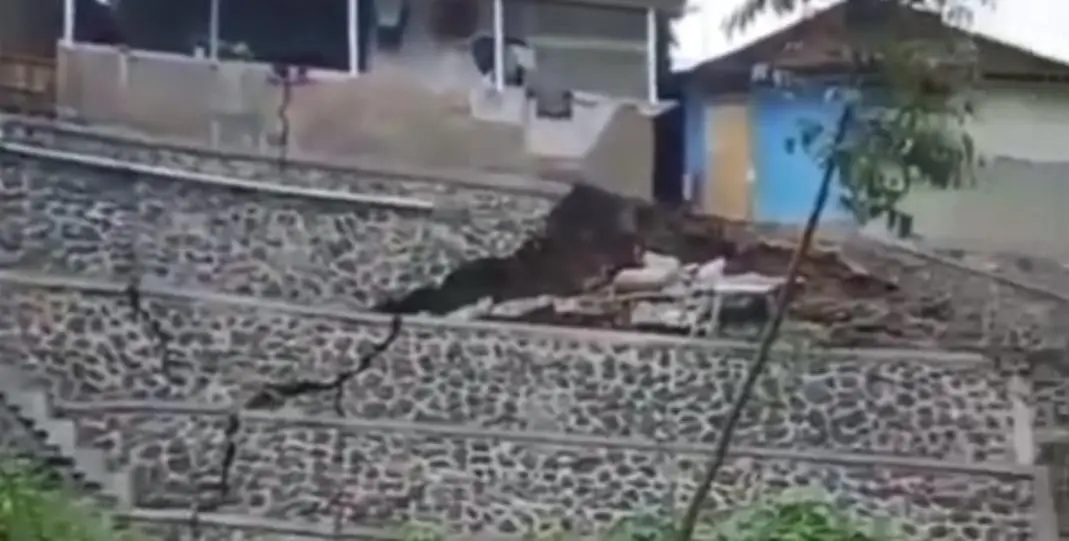 TPT di Sadengkolot Ambruk Diterjang Hujan Deras – Proyek Dana Desa Baru 2 Bulan Dibangun