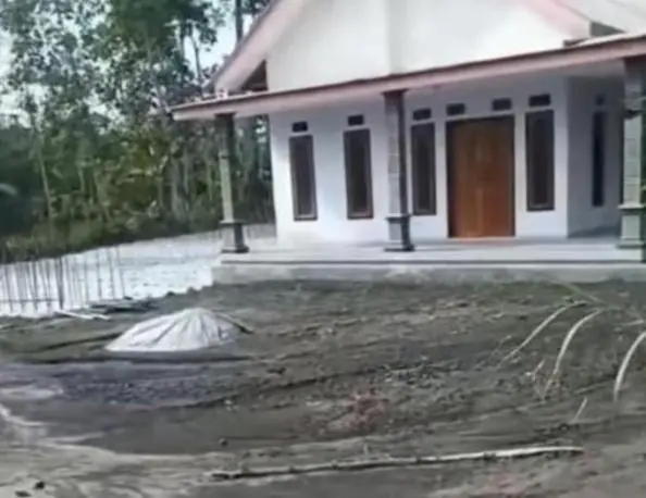 Fenomena Ajaib! Satu Rumah Tetap Utuh Saat Banjir Lahar Dingin Semeru Luluhlantakkan Lumajang