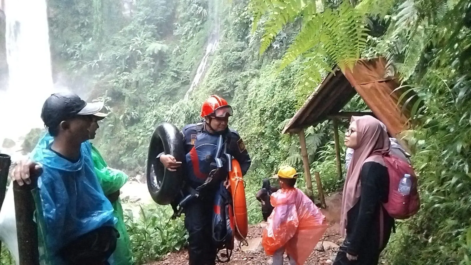 Lima Wisatawan Terjebak Banjir Bandang Kecil di Curug Seribu, Petugas Lakukan Evakuasi Satu Jam