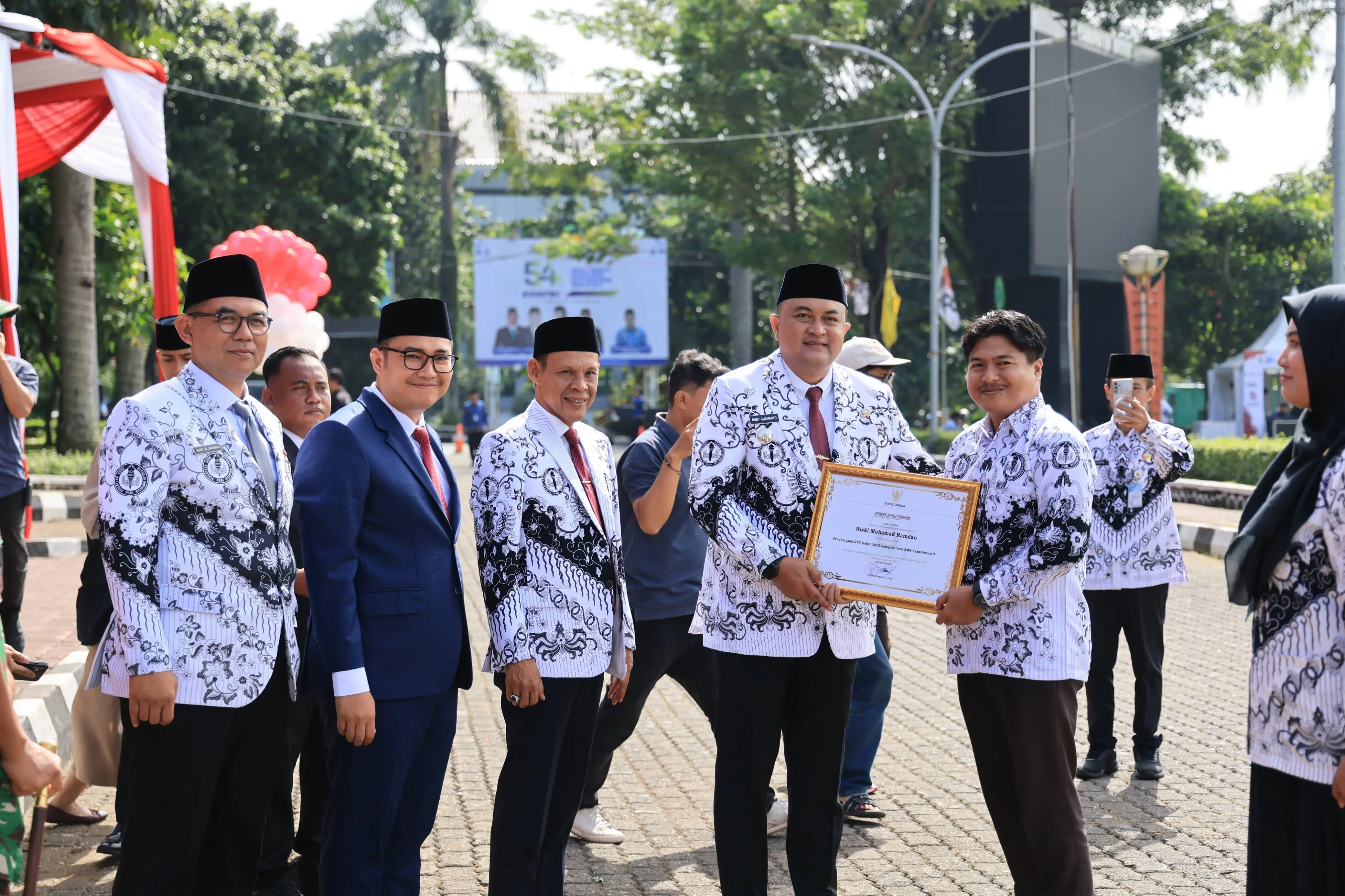 Pemkab Bogor Gelar Upacara Hari Guru Nasional 2025 dan HUT PGRI ke-80, Bupati Rudy: Guru Adalah Pilar SDM