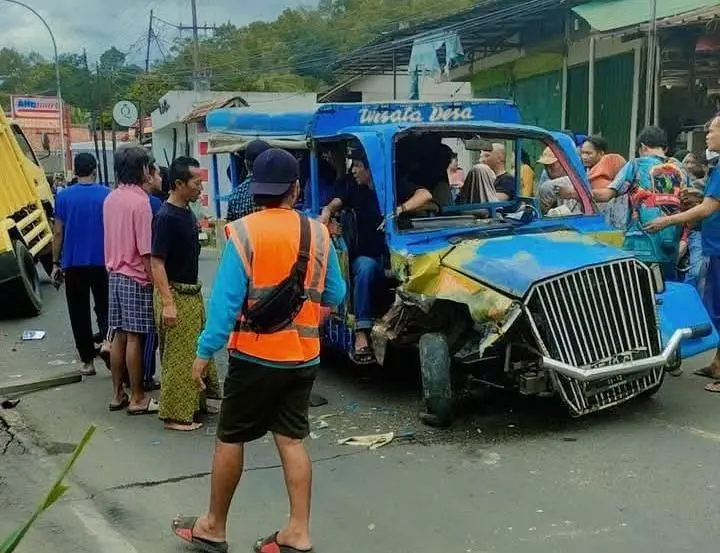 Insiden di Muncang Raya Jasinga: Odong-Odong dan Truk Terlibat Kecelakaan