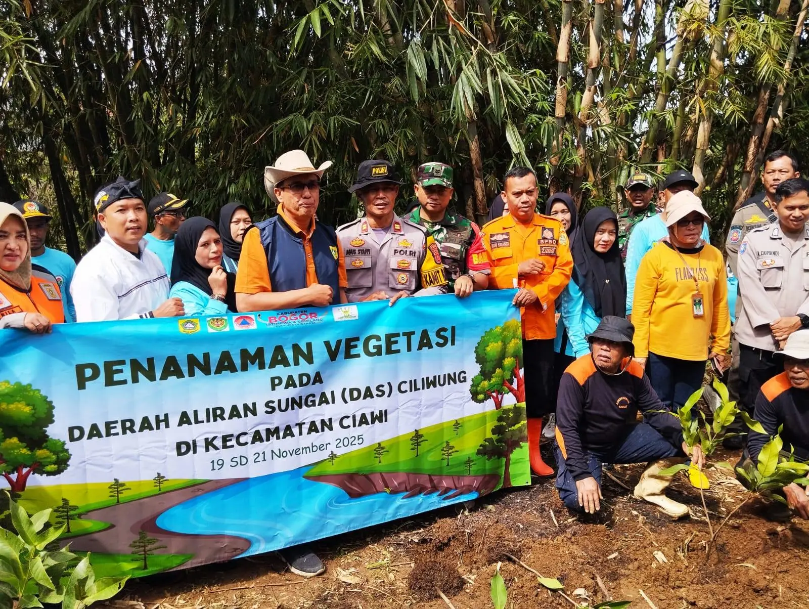 Giat Penghijauan: Forkopimcam dan Pemdes Ciawi Tanam Pohon di Lahan Kritis