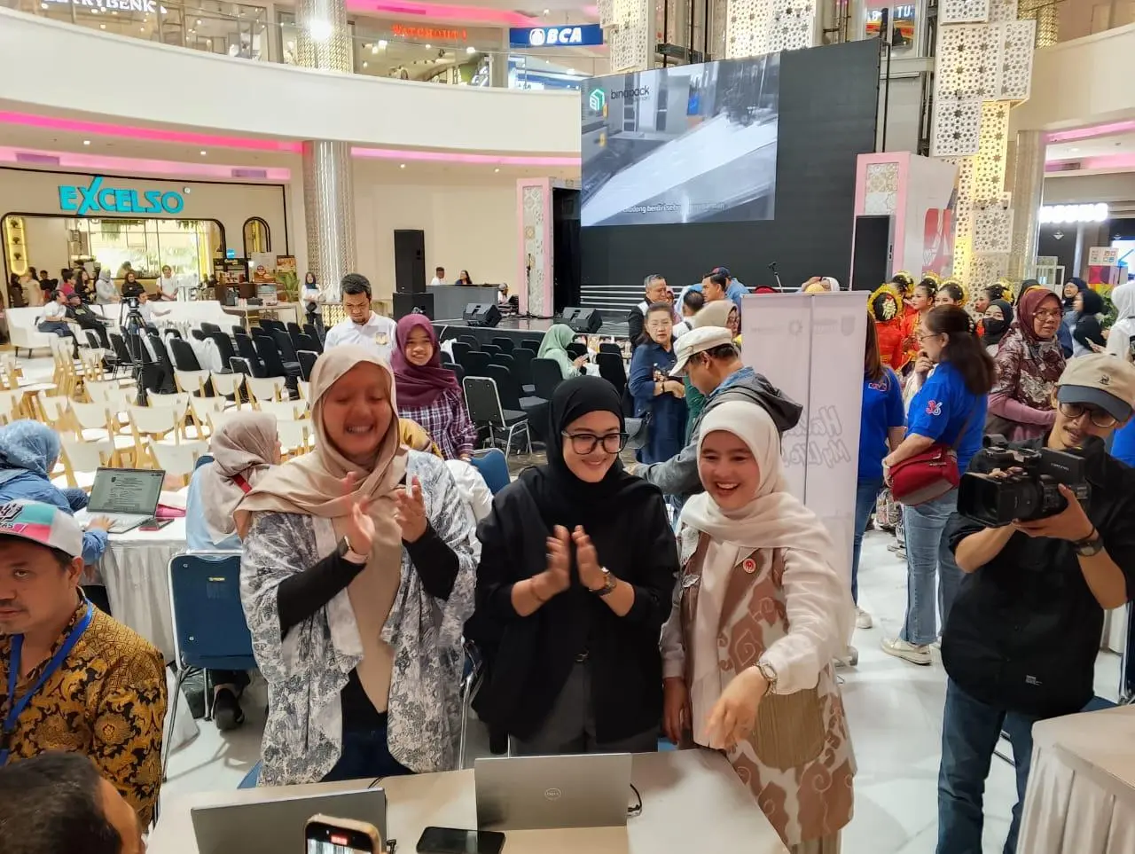 UMKM Alumni SMPN 3 Depok Unjuk Gigi, Cing Ikah Beri Apresiasi!